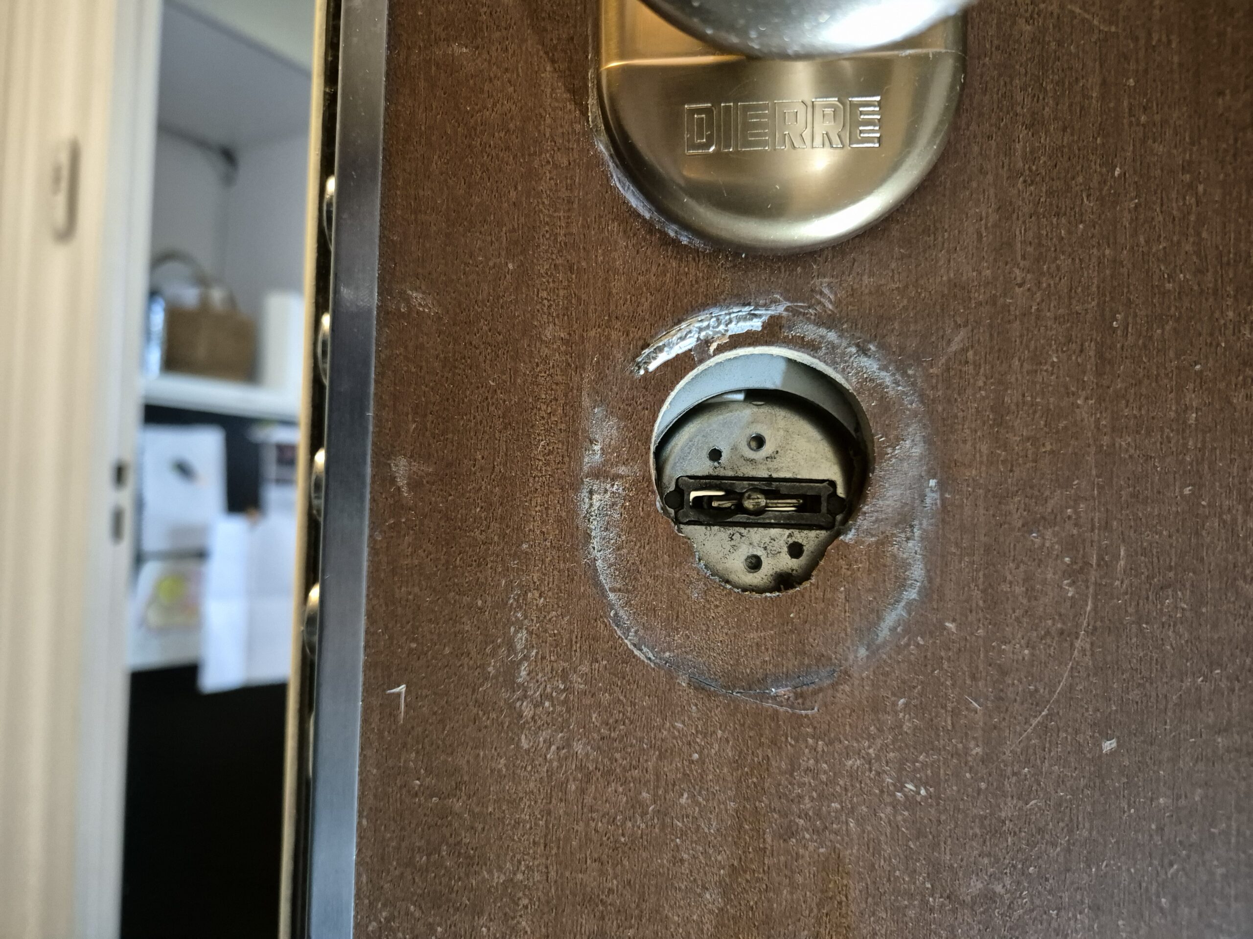 Poignée blindée installée sur une porte d’entrée