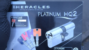 Le cylindre Héraclès Platinum HQ2 est généralement fourni avec : 4 clés réversibles brevetées, souvent de couleurs différentes ; une carte de propriété, indispensable pour commander des reproductions ; des protections anti-crochetage, anti-bumping, anti-perçage et anti-arrachement. � Attention : il s’agit plutôt d’un cylindre européen que d’une serrure complète. Vérifiez la dimension, le type — double entrée, bouton ou demi-cylindre — et la compatibilité avec votre serrure avant l’achat.