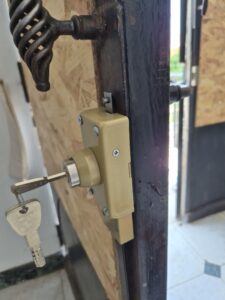 changement de serrure Changement de serrure avec carte de propriété et clés Le remplacement d’une serrure est une opération essentielle pour garantir la sécurité de votre domicile ou de votre local professionnel. Ce service comprend la fourniture et l’installation d’une nouvelle serrure certifiée, accompagnée de sa carte de propriété et d’un jeu de 4 à 5 clés, selon le modèle choisi. Prestation incluse Fourniture de la serrure : serrure neuve, adaptée au type de porte (entrée, intérieure, blindée, etc.). Carte de propriété : document officiel remis avec la serrure, attestant de son authenticité et permettant, si besoin, la reproduction de clés supplémentaires chez un professionnel agréé. Jeu de clés : 4 ou 5 clés fournies selon le modèle de serrure installé, suffisantes pour les membres du foyer ou les ayants droit. Pose professionnelle : dépose de l’ancienne serrure, nettoyage du logement, mise en place et réglage de la nouvelle serrure pour un fonctionnement optimal. Vérification finale : test de la clé, du pêne et de la gâche pour s’assurer que tout fonctionne correctement, porte ouverte et fermée. Avantages Sécurité renforcée avec un matériel récent et fiable. Traçabilité grâce à la carte de propriété. Nombre de clés adapté aux besoins courants. Intervention rapide et soignée par un professionnel qualifié. Ce service est idéal après un emménagement, une perte de clés, une effraction, ou simplement pour moderniser et sécuriser votre installation existante.