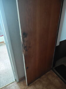cave Ouverture de porte de cave ou de grenier Le contexte Un client se retrouve bloqué devant la porte de sa cave ou de son grenier : clé perdue, serrure grippée ou porte coincée. L'intervention réalisée Notre serrurier ADA Serrurerie se déplace avec l'outillage adapté pour ouvrir la porte, sans l'endommager dans la mesure du possible. Le résultat L'accès est rétabli rapidement, en tenant compte de l'état de la serrure et du type de porte concernée. La suite recommandée Si la serrure est trop usée ou endommagée, nous vous proposons son remplacement pour éviter que la panne ne se reproduise. Contactez-nous ADA Serrurerie intervient rapidement et vous propose un devis clair avant toute intervention, sans surprise sur le prix.
