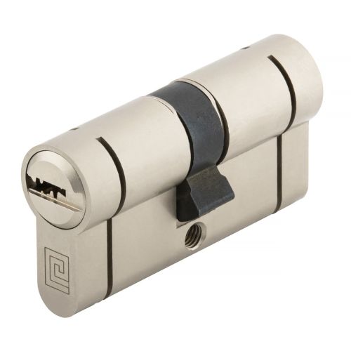 Serrure débrayable Fonctionnement et utilité Double entrée : Le barillet est conçu pour accepter une clé de chaque côté en même temps.Sécurité anti-blocage : Contrairement à un modèle classique, la rotation extérieure actionne le mécanisme malgré l'obstacle intérieur.Confort quotidien : Ce système évite de rester bloqué à l'extérieur si un membre du foyer oublie sa clé sur la serrure à l'intérieur
