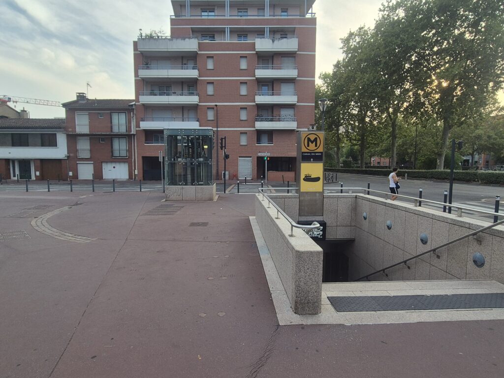 1000023998 Votre serrurier artisan à Toulouse
ADA Serrurerie privilégie une approche de serrurier artisan : chaque intervention commence par l’écoute de votre problème et l’identification de la solution réellement nécessaire.
Que vous soyez confronté à une porte claquée, une perte de clés, une serrure bloquée ou une tentative d’effraction, nous intervenons avec le matériel adapté à votre situation.
Nous savons également qu’un dépannage peut être une source d’inquiétude, notamment lorsqu’on cherche un serrurier Toulouse pas cher. Pour autant, le prix ne doit pas se faire au détriment de la qualité. Nous privilégions donc une intervention claire, avec des explications sur les travaux à réaliser et les éventuelles pièces à remplacer.
Ouverture de porte à Compans-Caffarelli, de jour comme de nuit
Vous êtes à Compans-Caffarelli et votre porte vient de se claquer ? Que cela arrive en pleine journée ou en plein milieu de la nuit, ADA Serrurerie intervient pour vous accompagner dans votre dépannage.
Une ouverture de porte en urgence peut être particulièrement stressante. Vous pouvez être devant votre domicile avec vos enfants, rentrer tard du travail ou simplement vous retrouver bloqué sans savoir quoi faire.
Dans ces moments imprévus, notre engagement reste le même : réaliser le travail avec sérieux et professionnalisme, quelle que soit l’heure de l’intervention.
Nous mettons tout en œuvre pour que vous, notre futur client, soyez satisfait de notre prestation et puissiez retrouver votre quotidien en toute sécurité et avec l’esprit tranquille.
Besoin d’un serrurier maintenant ?
Lorsque vous recherchez un « serrurier autour de moi ouvert actuellement », vous ne cherchez probablement pas un long discours : vous cherchez quelqu’un qui répond et qui peut intervenir.
ADA Serrurerie intervient à Toulouse et dans le Grand Toulouse, notamment à Borderouge et Compans-Caffarelli, pour vos besoins de dépannage et de mise en sécurité.
Notre priorité : vous dépanner sans vous faire sentir comme un simple numéro.
Nous prenons le temps de comprendre votre situation, de vous expliquer ce qui doit être fait et de rechercher la solution la plus adaptée à votre porte et à votre serrure.
Après une tentative d’effraction : sécuriser rapidement
Après une tentative d’effraction, une porte ou une serrure peut être fragilisée même lorsqu'elle semble encore fonctionner. Une intervention rapide permet de vérifier le système de fermeture et, lorsque cela est nécessaire, de procéder à une mise en sécurité provisoire ou au remplacement des éléments endommagés.
Notre rôle est alors de vous aider à retrouver un accès sécurisé à votre logement ou à vos locaux.
Pourquoi nos clients nous choisissent ?
Parce qu'en serrurerie, la confiance compte autant que la rapidité.
Quand on se retrouve bloqué devant chez soi, on veut savoir qui arrive, ce qui va être fait et pourquoi. C’est cette relation humaine que nous souhaitons conserver à chacune de nos interventions.
ADA Serrurerie : rapide quand vous en avez besoin, sérieux quand vous nous confiez votre sécurité.
Besoin d’un serrurier à Toulouse ? Appelez ADA Serrurerie au 07 48 22 77 45.