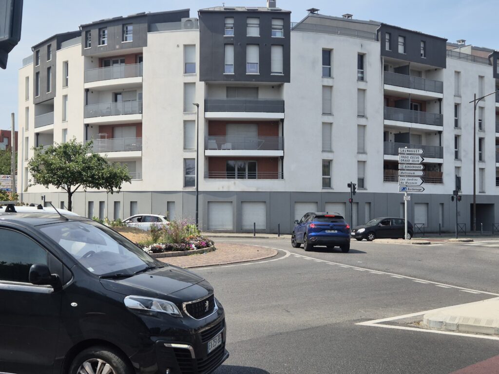 1000024038 Mise en sécurité après vandalisme ou tentative de squat
Après un acte de vandalisme ou une tentative de squat, votre porte, votre serrure ou vos accès peuvent avoir été endommagés. Dans cette situation, une mise en sécurité rapide permet de limiter les risques et de protéger à nouveau votre logement.
ADA Serrurerie intervient pour sécuriser les portes et systèmes de fermeture endommagés, avec une solution adaptée à l’état des lieux : sécurisation provisoire, réparation ou remplacement des éléments nécessaires.
Nous intervenons à Toulouse, Launaguet, Borderouge, Jolimont, Balma, Compans-Caffarelli, Pont des Demoiselles et dans le Grand Toulouse.
Après une tentative de squat, ne laissez pas une porte fragilisée sans protection. ADA Serrurerie vous accompagne pour retrouver rapidement un accès sécurisé.
07 48 22 77 45 – Intervention 24h/24 et 7j/7.