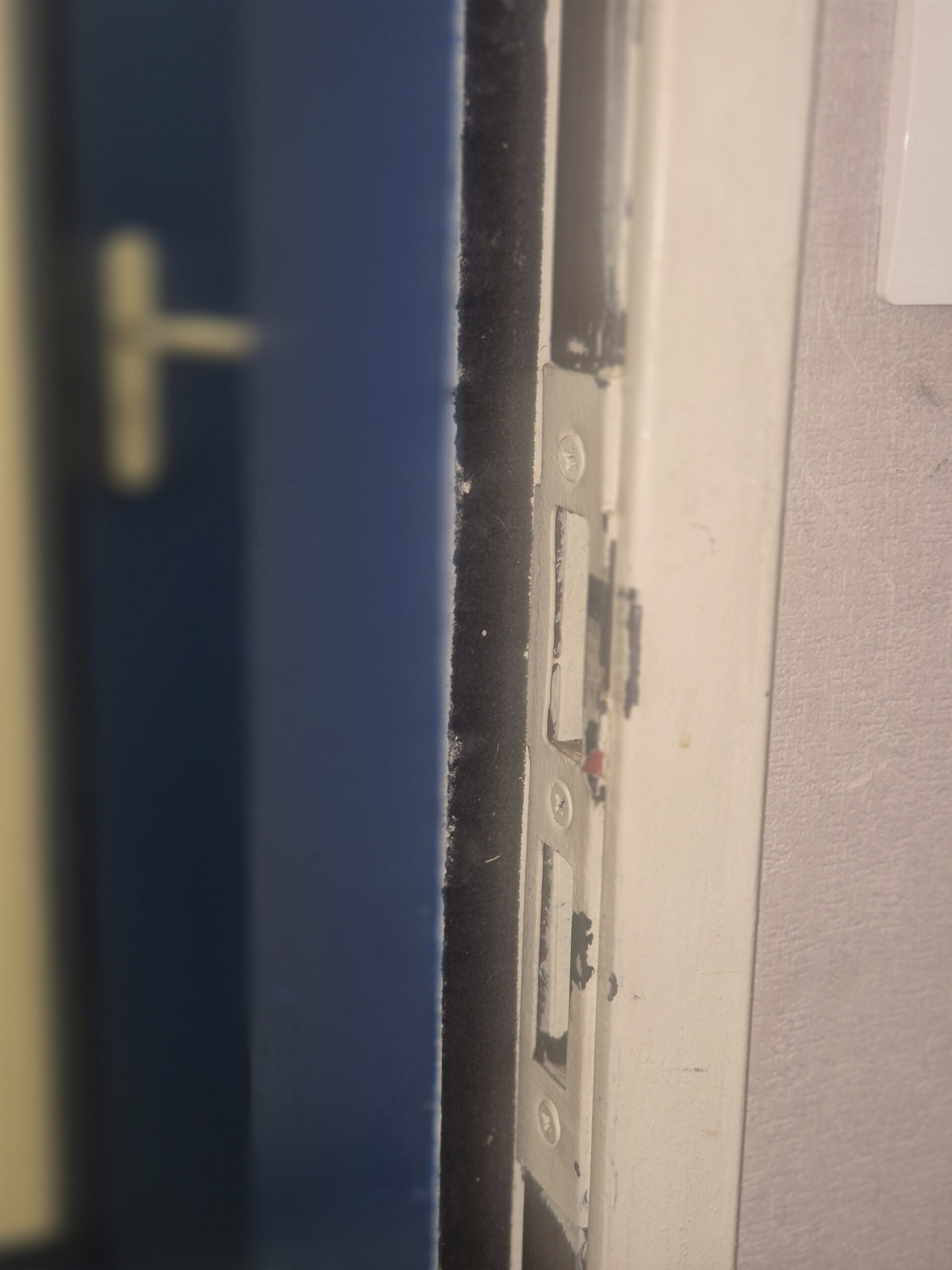 Joint de porte usé à remplacer avant l’hiver