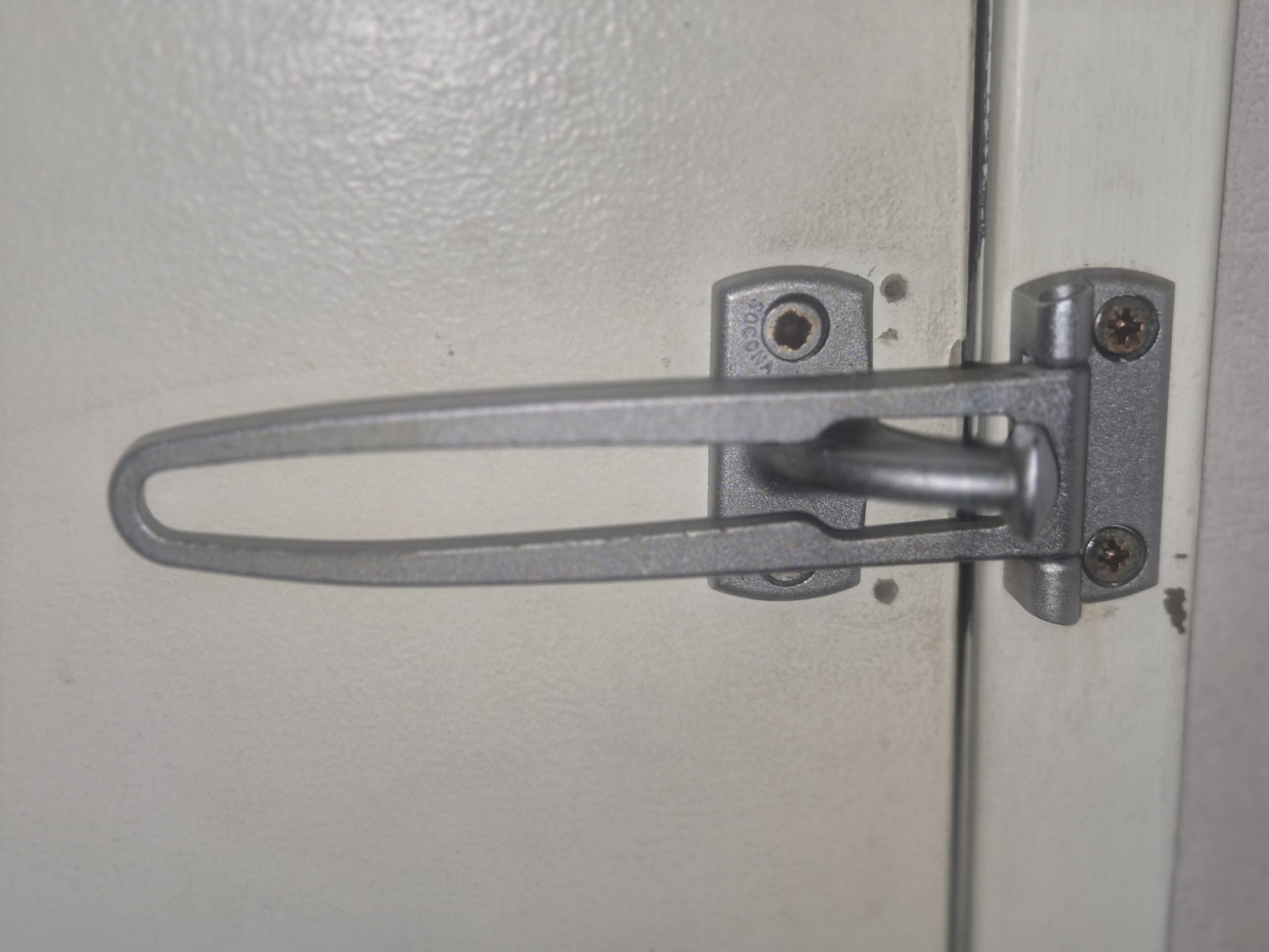 Entrebâilleur de porte pour renforcer la sécurité
