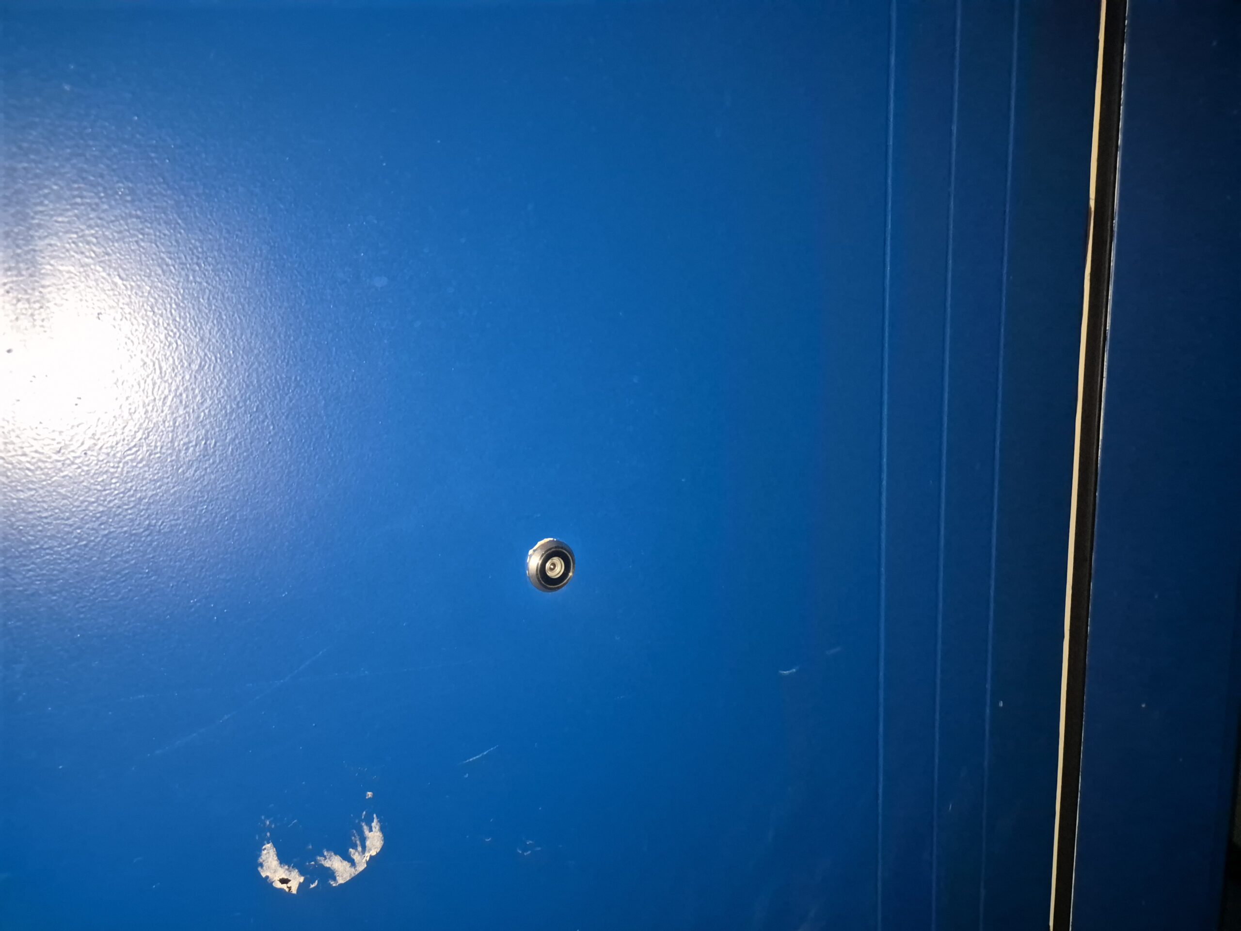 Judas de porte installé sur une porte d’entrée