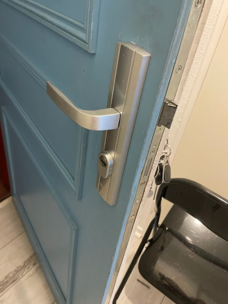 Renforcez la sécurité de votre logement Nous renforçons la sécurité de votre porte grâce à la pose d’une poignée blindée adaptée à votre installation. Sur la photo, vous pouvez voir une poignée blindée avec protège-cylindre, conçue pour protéger la serrure contre le perçage, l’arrachement et les tentatives d’effraction. Nous intervenons pour ce type de travaux avec des matériaux français, garantis et soigneusement sélectionnés. Devis établi avant intervention