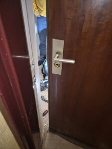 ouverture de porte fichet Ouverture de porte haute sécurité et tous types L’ouverture d’une porte haute sécurité (blindée, multipoints, cylindre A2P, etc.) nécessite des techniques et outillages spécifiques, différents de ceux utilisés sur une serrure classique.