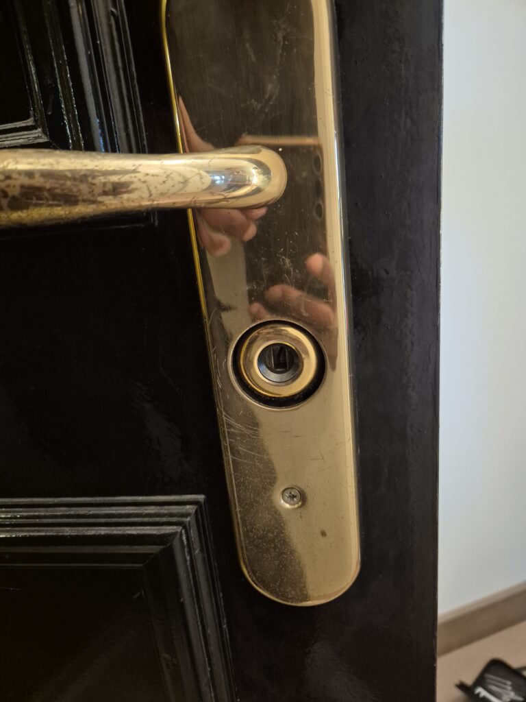 ouverture fichet ADA Serrurerie — Intervention sur porte haute sécurité Fichet Ouverture de votre porte Fichet Notre équipe intervient rapidement pour ouvrir votre porte équipée d’une serrure Fichet, sans casse inutile. Nous utilisons des techniques professionnelles adaptées aux modèles haute sécurité (787, F3D, Fortissime, Sans Souci. Démarches : Appel ou prise de contact pour un premier diagnostic. Intervention sur place par un serrurier qualifié. Ouverture fine dans la majorité des cas, sans endommager la porte ni la serrure. Remplacement de la serrure (si nécessaire) Si la serrure est endommagée, usée ou si vous souhaitez renforcer votre sécurité, nous proposons un remplacement complet. Processus : Établissement d’un devis clair et lisible, détaillant : Le modèle de serrure proposé (marque, certification A2P). Le coût des matériaux et de la pose. La durée de garantie. Validation du devis par votre signature. Intervention pour le remplacement dans les meilleurs délais. Nos engagements Matériaux robustes : nous privilégions des produits français de haute qualité (acier, laiton, cylindres certifiés). Garantie : tous nos travaux sont garantis (pièces et pose). Transparence : devis validé avant toute intervention, aucun frais caché. Contactez ADA Serrurerie pour une intervention rapide, professionnelle et transparente ADA Serrurerie — Intervention sur porte haute sécurité Fichet