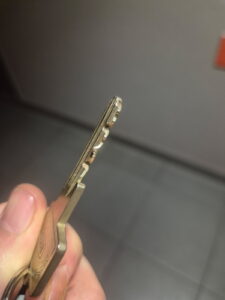 clés perdu Perte de clés : ouverture de porte et remplacement de serrure Chez ADA Serrurerie, nous intervenons rapidement à la suite d’une perte ou d’un vol de clés afin de vous permettre d’accéder de nouveau à votre logement. À son arrivée, notre serrurier vérifie votre identité ainsi que votre qualité d’occupant ou de propriétaire des lieux. Après avoir examiné la porte et le type de serrure, il vous explique la méthode d’ouverture la plus adaptée. Lorsque cela est possible, l’ouverture est réalisée sans dommage. Si la serrure est verrouillée ou si la clé a été perdue dans des circonstances présentant un risque pour votre sécurité, une intervention plus importante peut être nécessaire. Une fois la porte ouverte, notre serrurier contrôle l’état du cylindre, de la serrure et du mécanisme de fermeture. Il vous présente ensuite les solutions envisageables : remplacement du cylindre uniquement, remplacement de la serrure complète ou installation d’un modèle renforcé, selon l’état de l’équipement et le niveau de sécurité souhaité. Avant tout remplacement, un devis détaillé vous est présenté. Les travaux complémentaires ne sont réalisés qu’après votre acceptation et votre accord. Le devis précise notamment le matériel proposé, la main-d’œuvre, les frais éventuels de déplacement ainsi que le montant total de l’intervention. ADA Serrurerie vous accompagne avec une intervention claire, professionnelle et adaptée à votre situation, afin de sécuriser votre porte après une perte de clés.