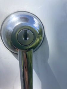 Ouverture de porte Toulouse - ADA Serrurerie Poignée chromée avec cylindre de serrure sur une porte blanche : ouverture de porte par ADA Serrurerie à Toulouse