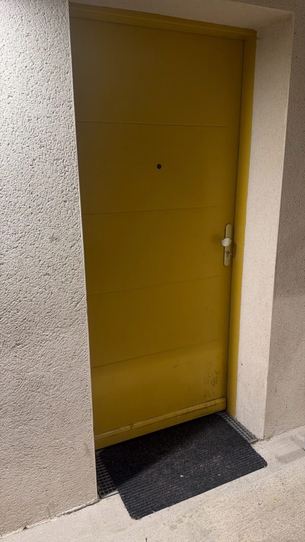 Porte d'entrée jaune claquée : ADA Serrurerie l'ouvre sans la casser à Toulouse